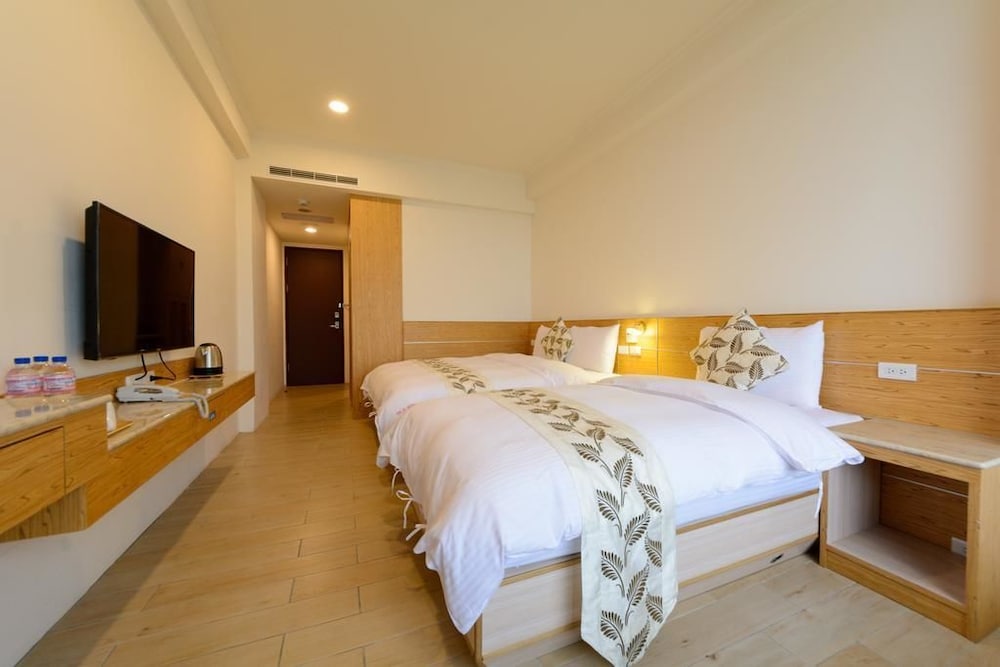 Ming Yue Hu Hotel 8/24