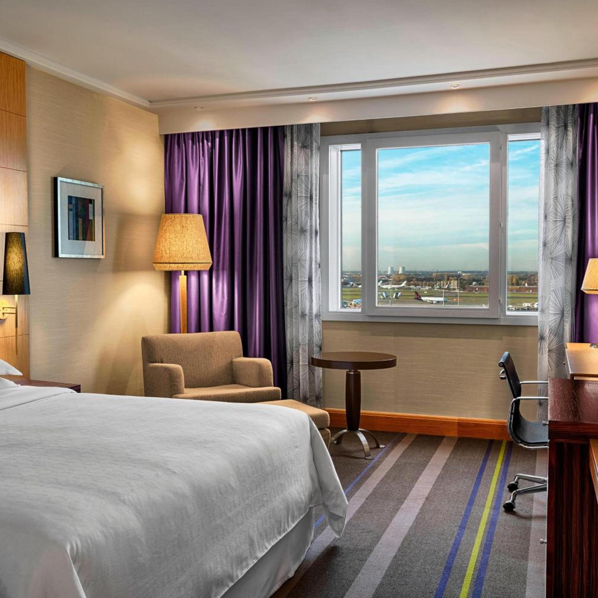 Guest Room, King Bed, Club Floor