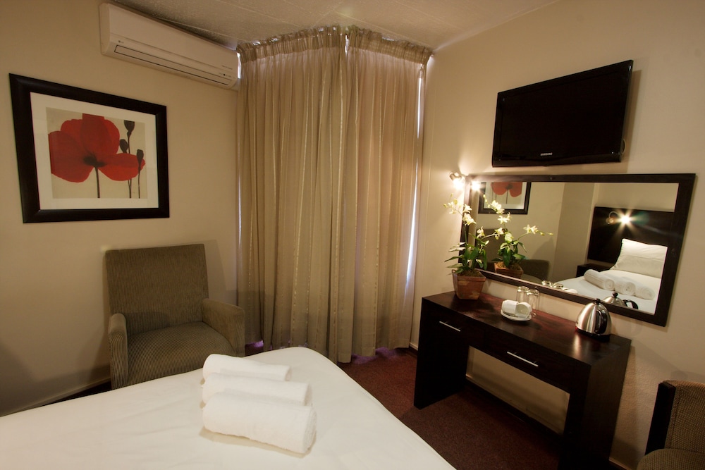 Hotel 224 12/83