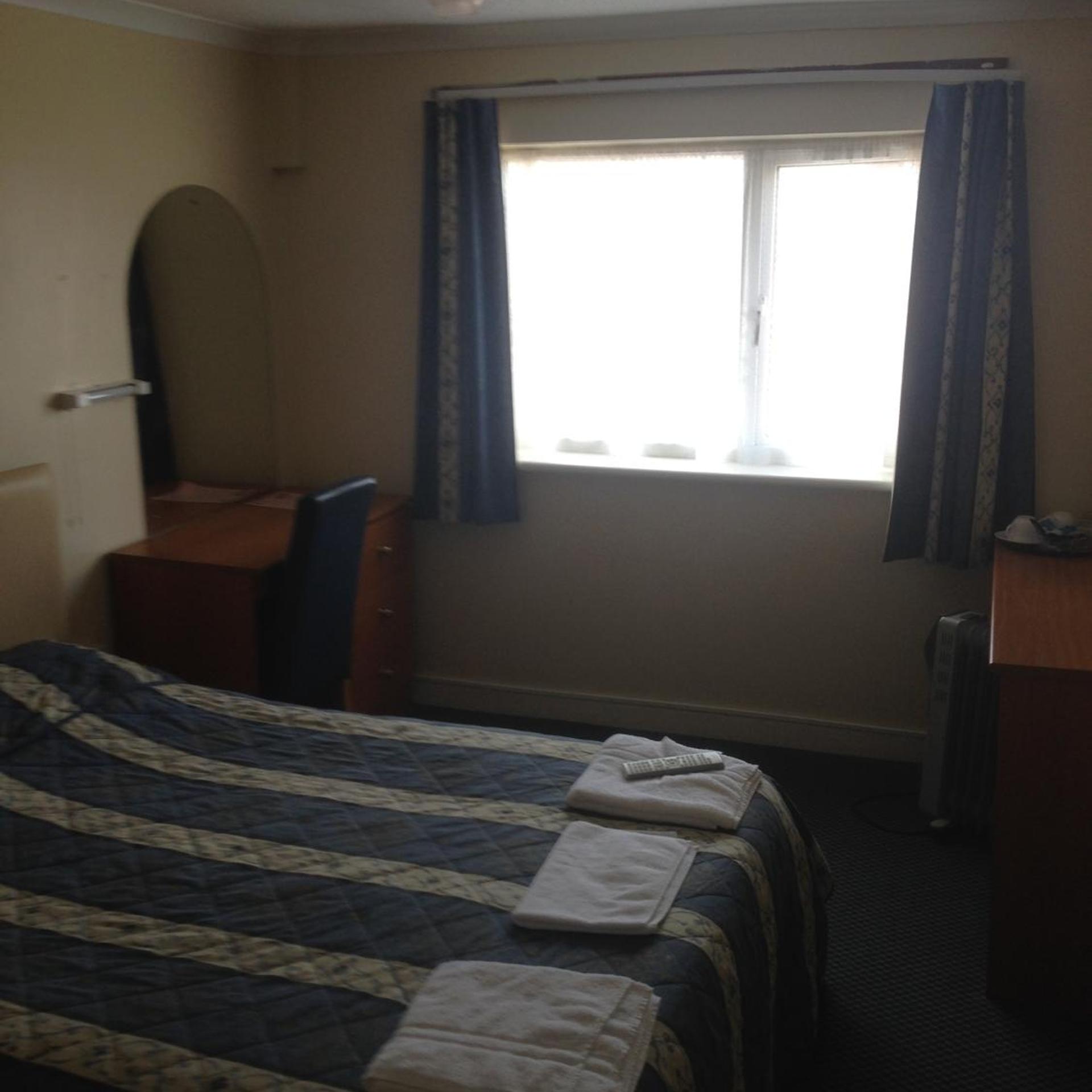Elmhurst Hotel 18/24