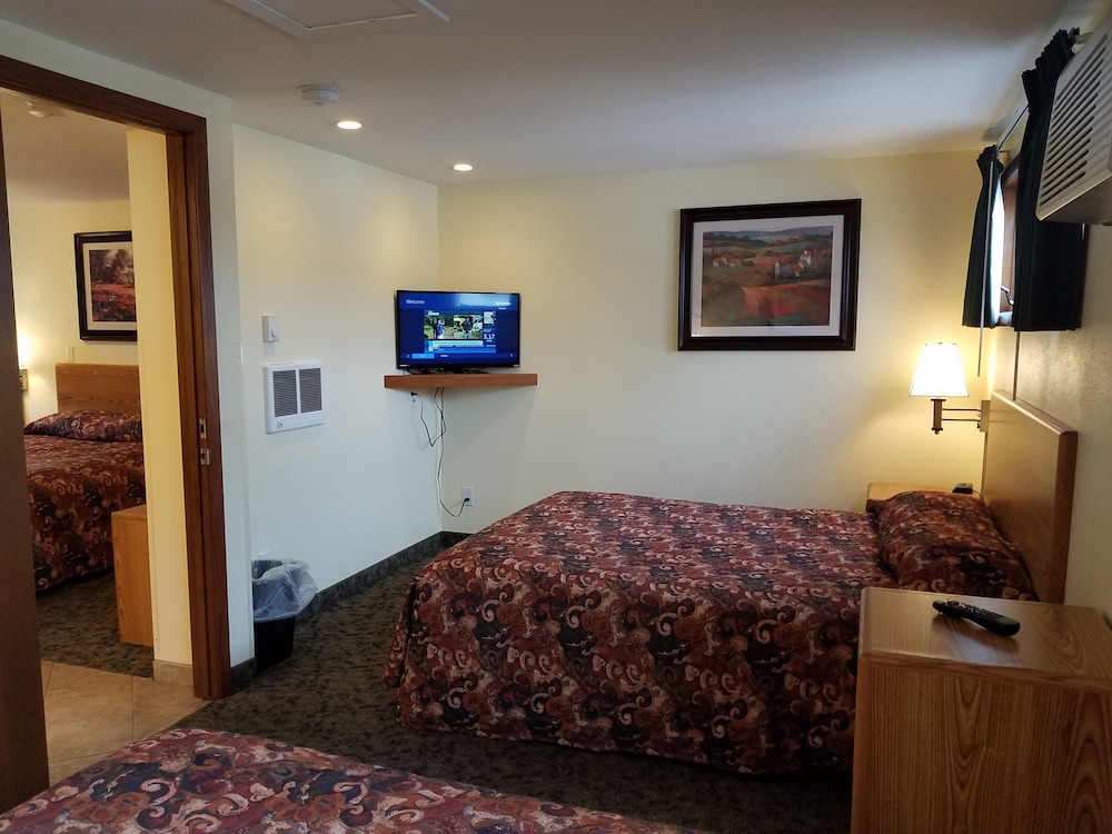 Black Hawk Motel 25/50