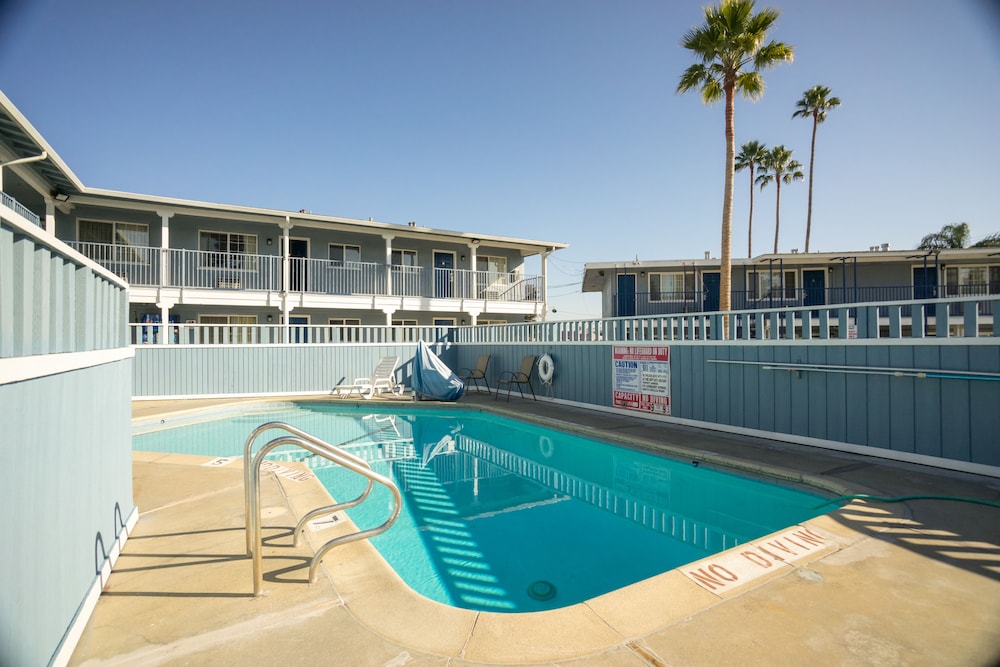 Salt Air Lodge 6/50