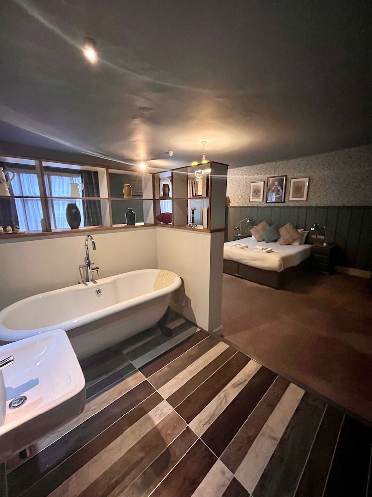 The Ostrich Inn 28/50