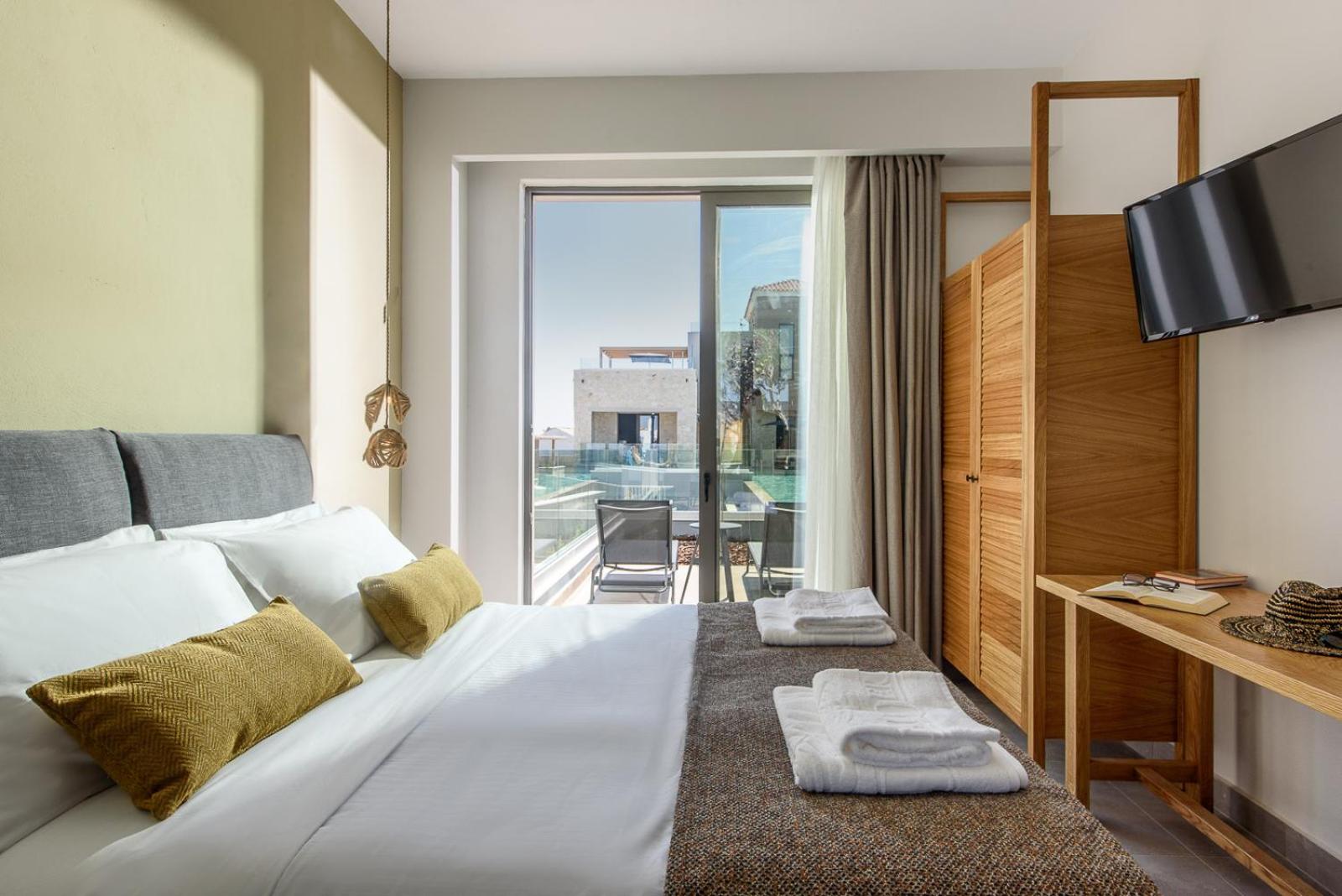 1 BEDROOM, APARTMENT, POOL FRONT