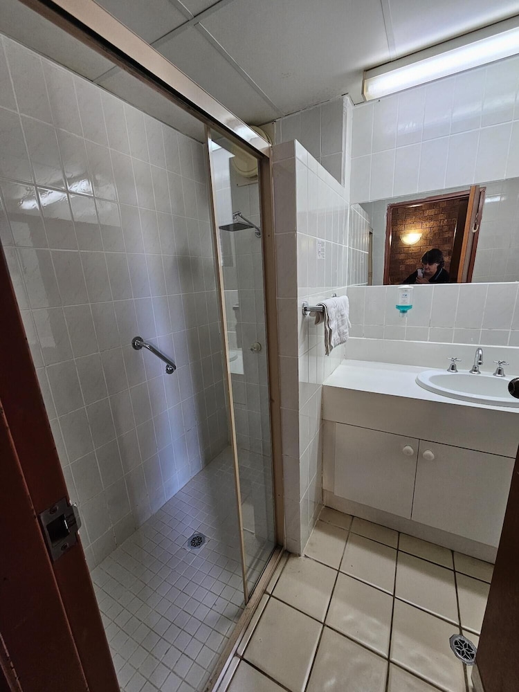 Courtyard Motor Inn 34/36