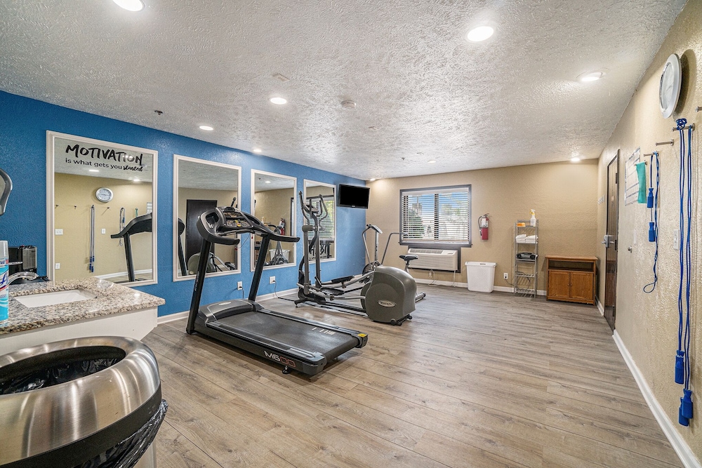 Days Inn Suites By Wyndham Traverse City 26/50