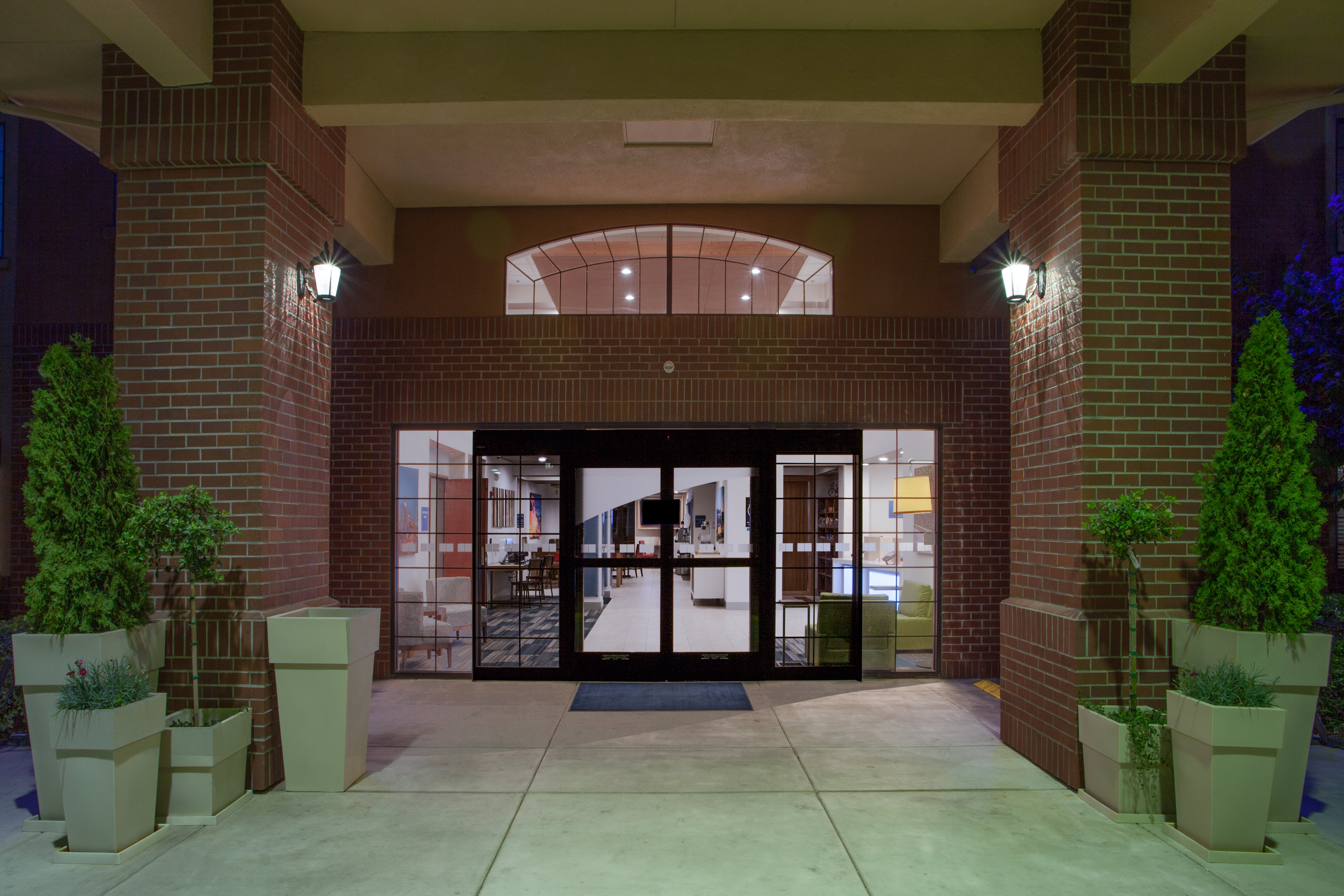 Holiday Inn Express Suites Davis University Area 10/27