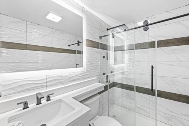 Hotel OPUS Bronx Near Bay Plaza Mall 46/46