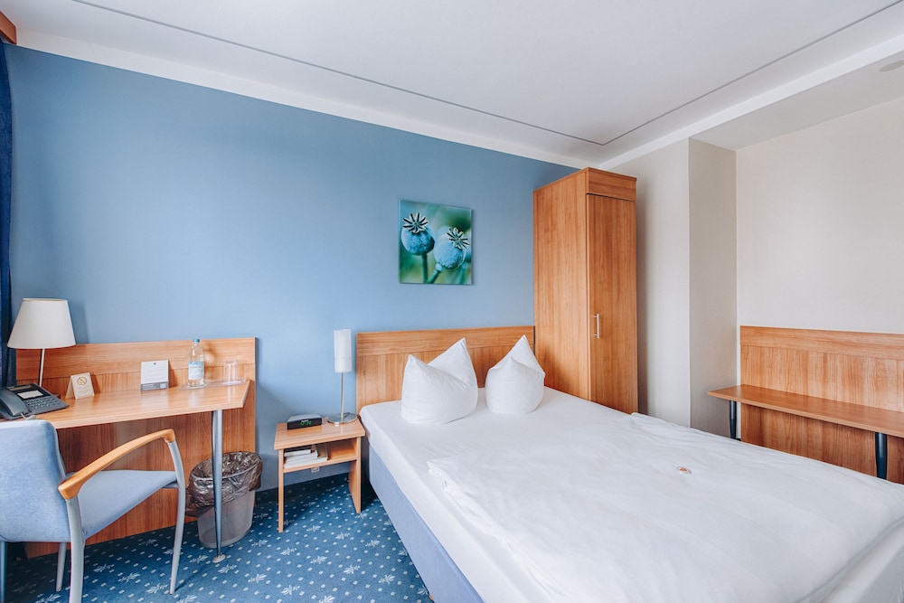 Standard, Single, Double Bed, HOTEL ISARTOR 2/5