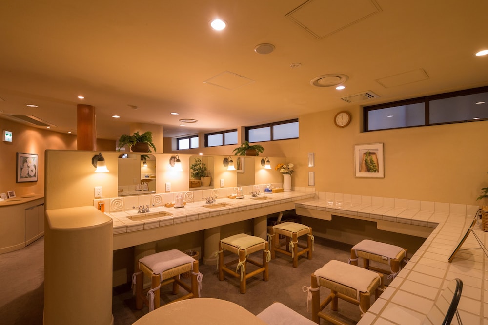 Poppy Springs Resort & Spa 57/63