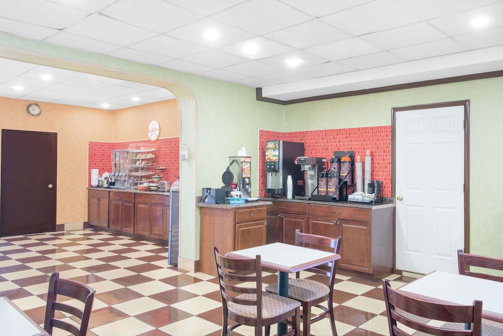 Howard Johnson by Wyndham North Bergen 16/21