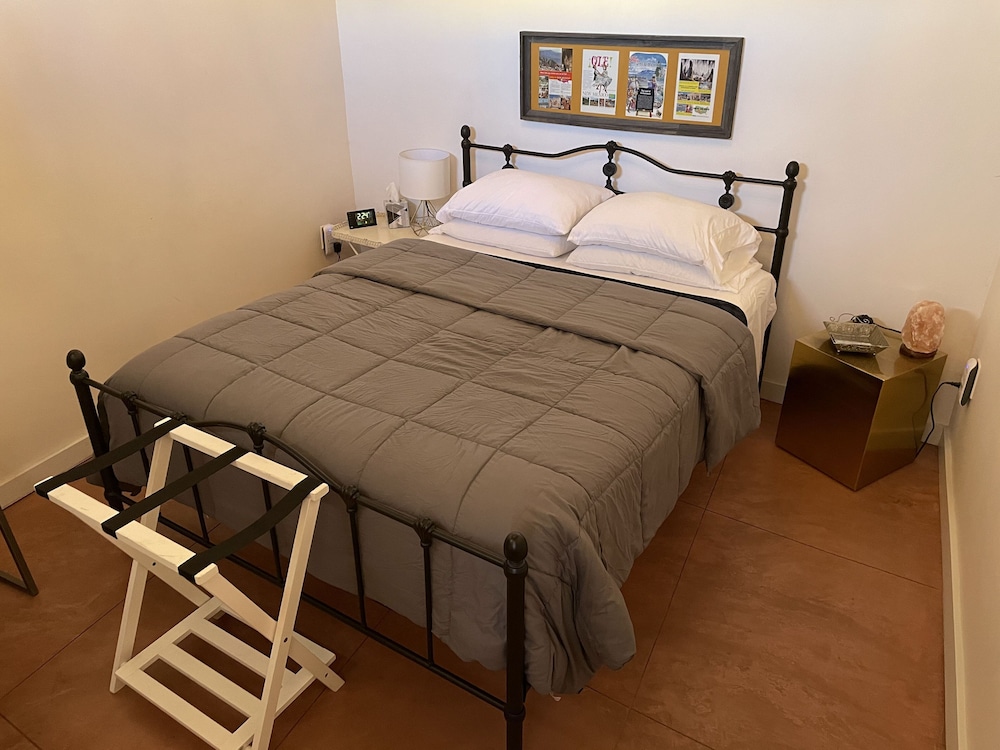 Painted Lady Bed & Brew 17/73