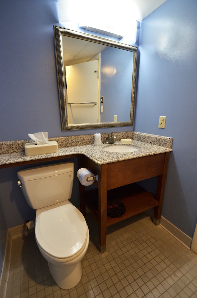 Cayman Suites Hotel 70/80