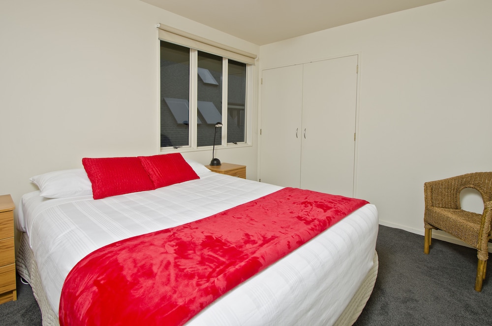 The Pavilions Beachfront Apartments 24/76
