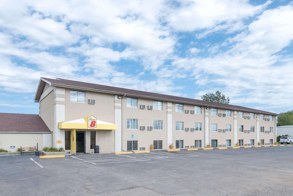 Super 8 by Wyndham Watertown 1/44