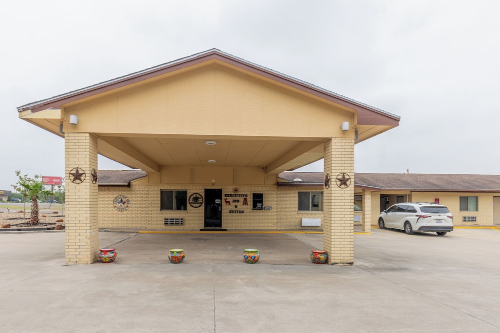 Freer Executive Inn and Studios by OYO 1/44