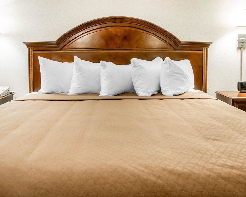 Quality Inn & Suites Mackinaw City Beachfront photo4