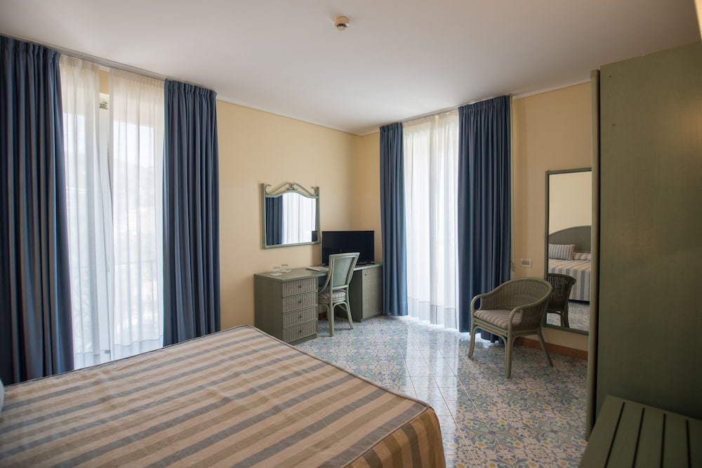 ROOM, TRIPLE