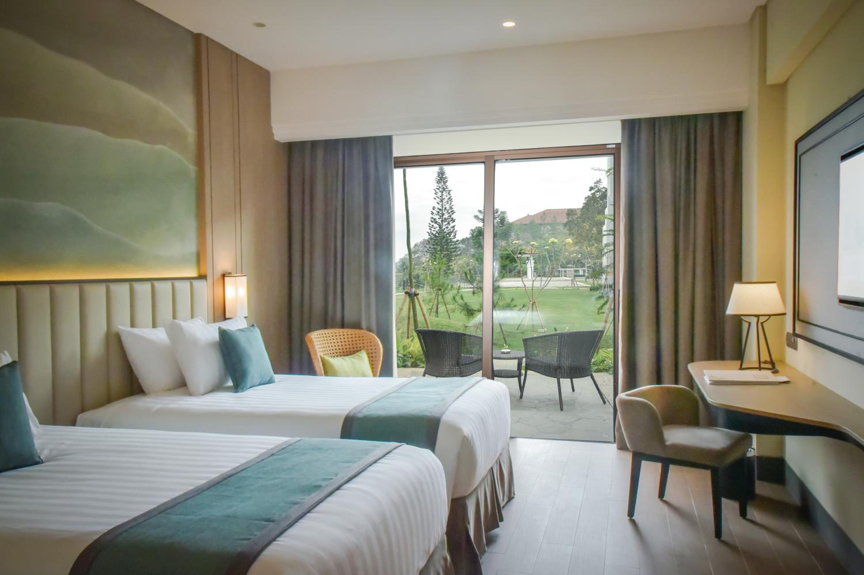 Pine, Twin Beds, Terrace