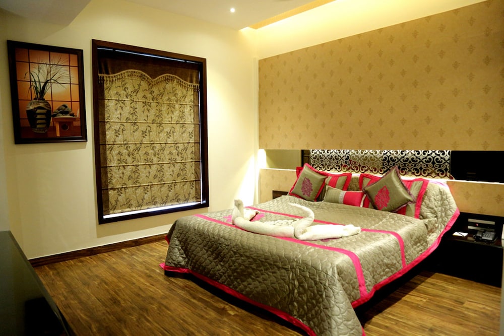 Hotel The Royal Bharti 8/38