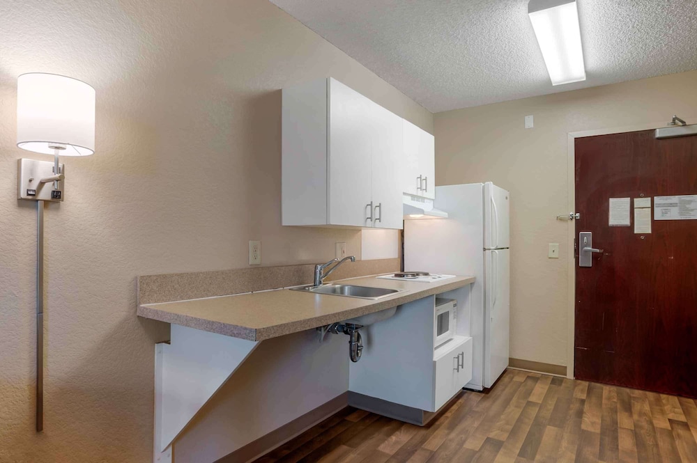 Studio, King Bed, Accessible 3/3