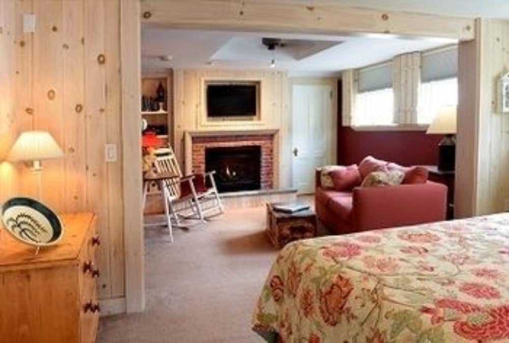 White, Pine, Suite, King Bed