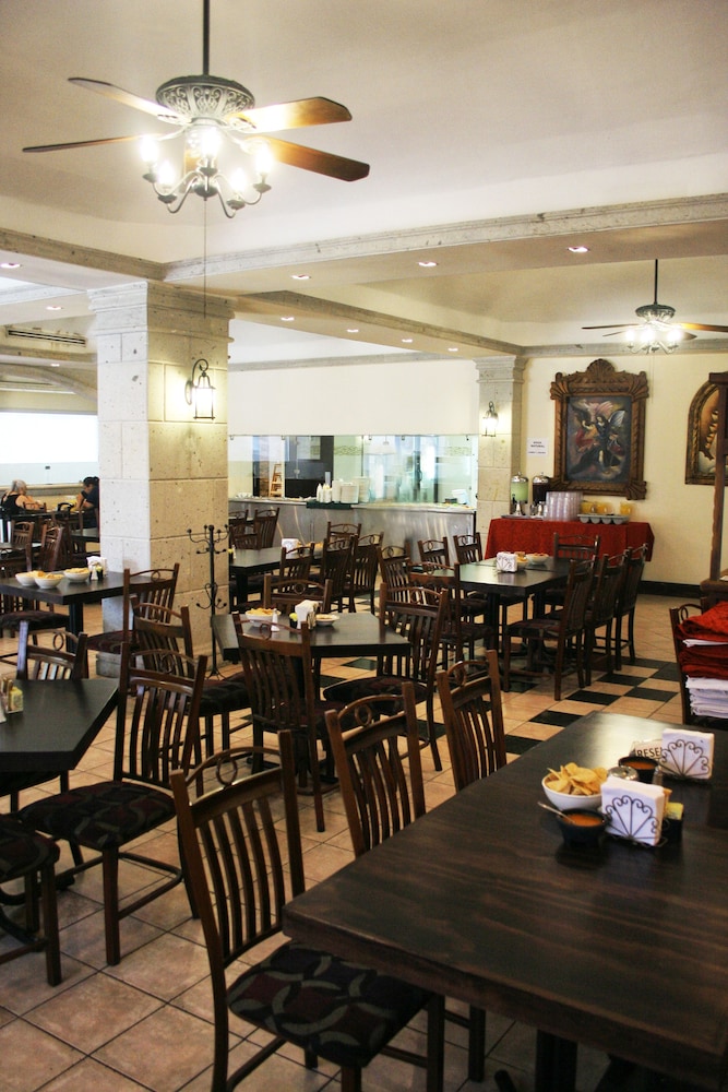 Hotel El Camino Inn and Suites 33/50