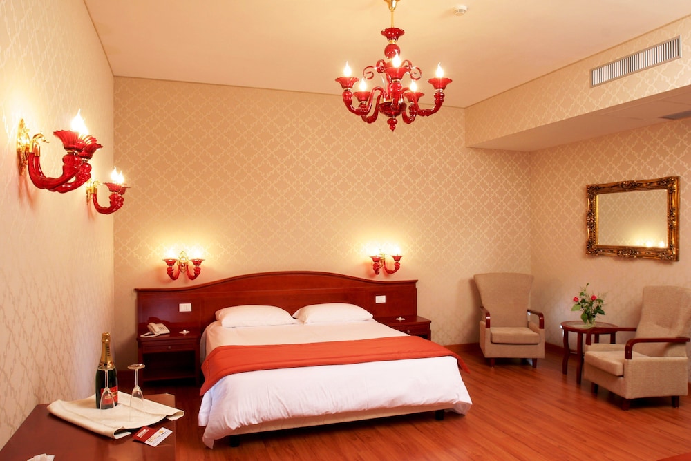 Augusta Lucilla Palace 18/62