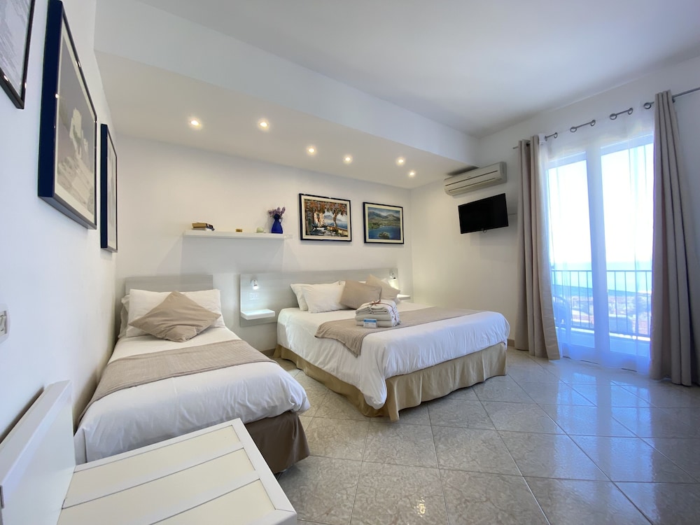 ROOM, TRIPLE, SEA VIEW, BALCONY