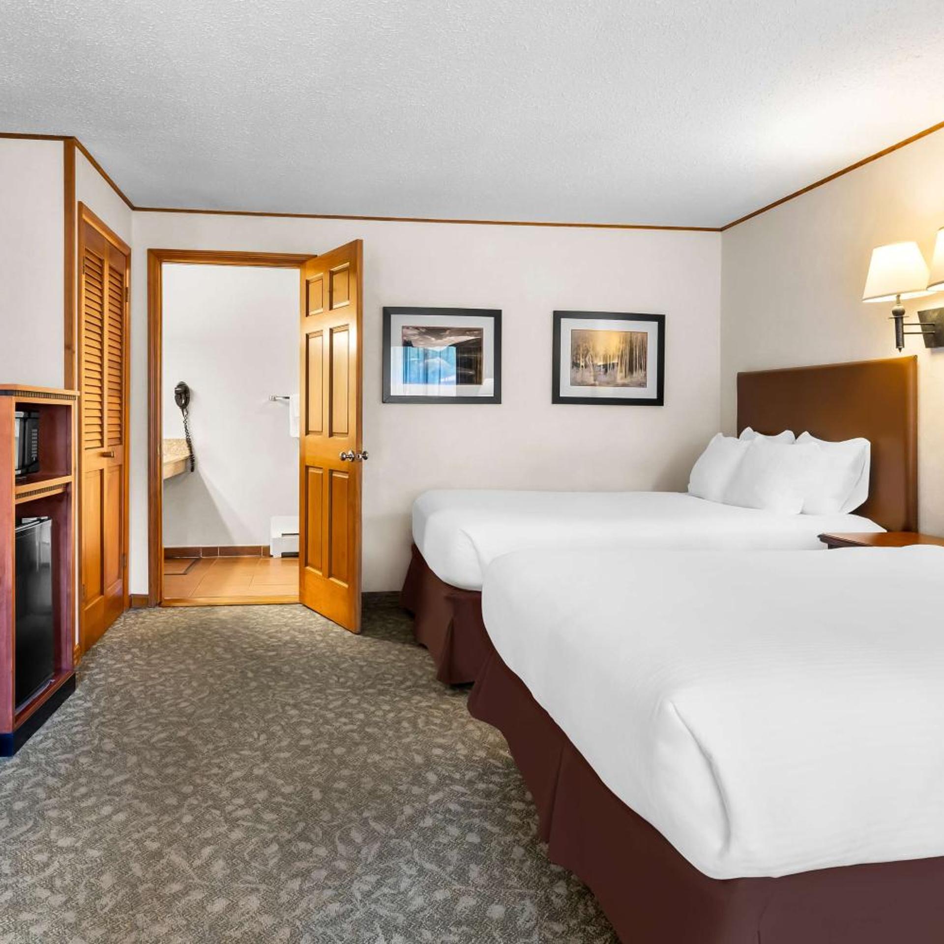 Room, 2 Queen Beds, Bathtub, Accessible