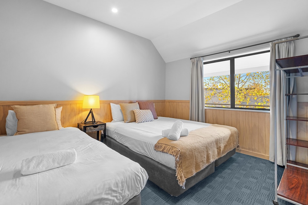 2 Bedrooms, Motel, 1 Queen and 3 Single Beds