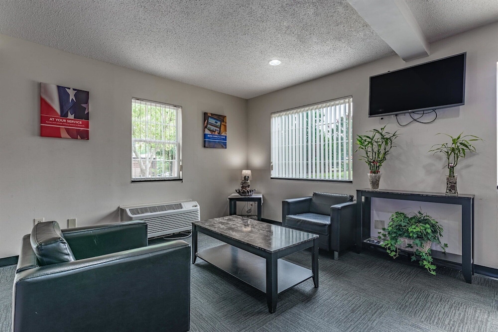 Motel6 Charlotte, NC - University 34/45