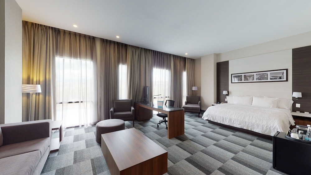 جناح بسرير كينج بإطلالة على البحيرة، Hampton Inn And Suites San Luis Potosi Slp 4/5