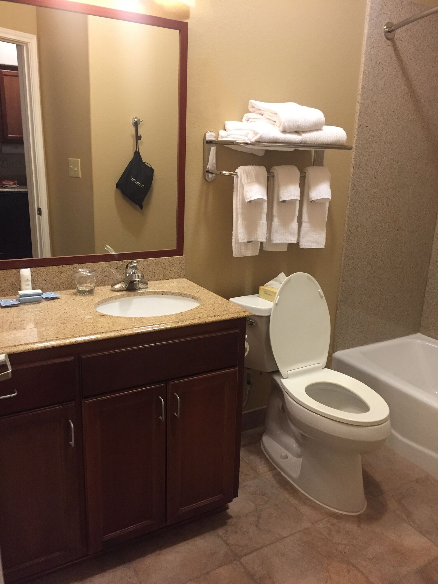 جناح استوديو بسرير كينج لذوي الإعاقة، Candlewood Suites Victoria 4/7