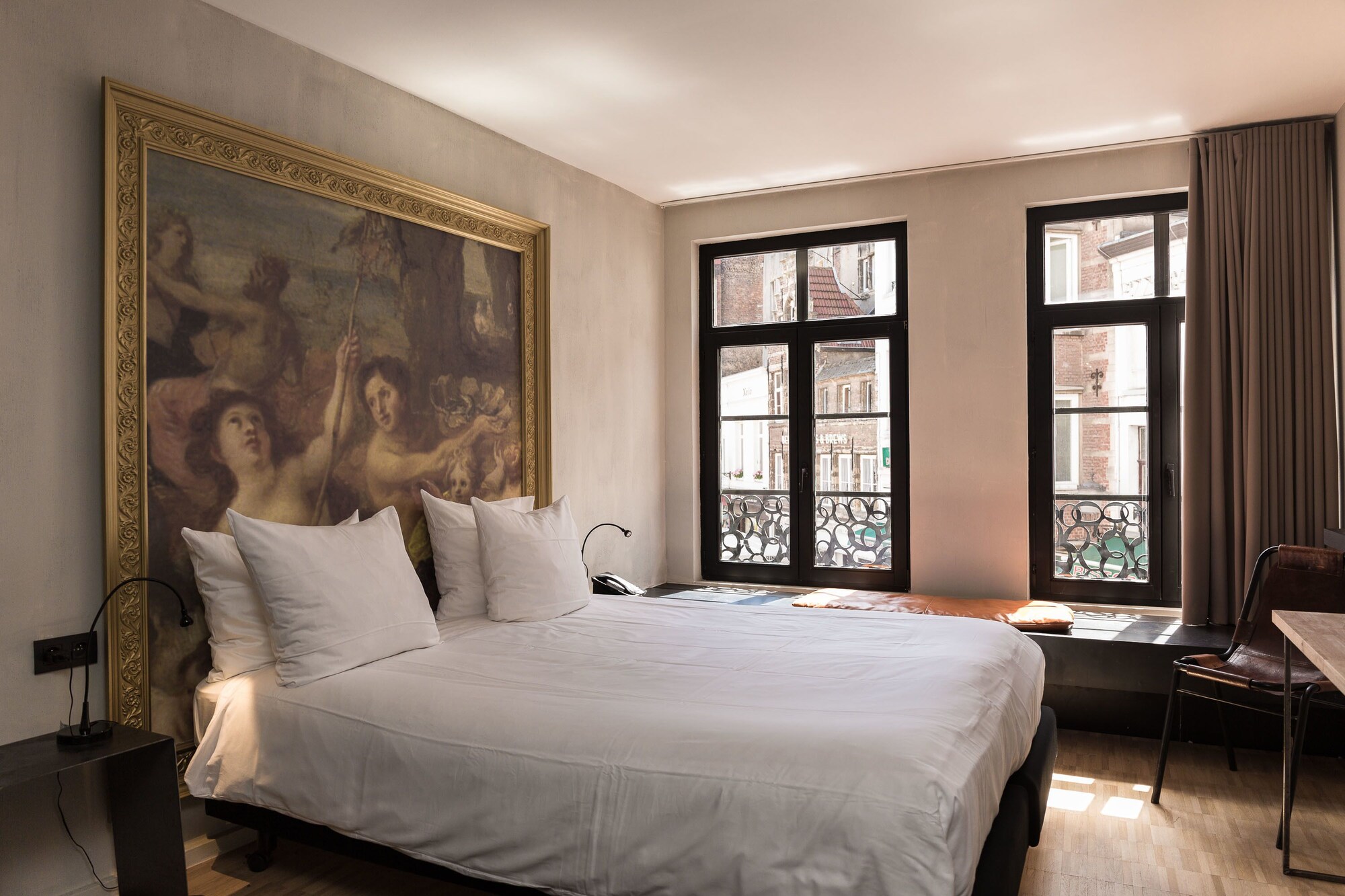 SUPERIOR, DOUBLE BED, CITY VIEW, BATHTUB