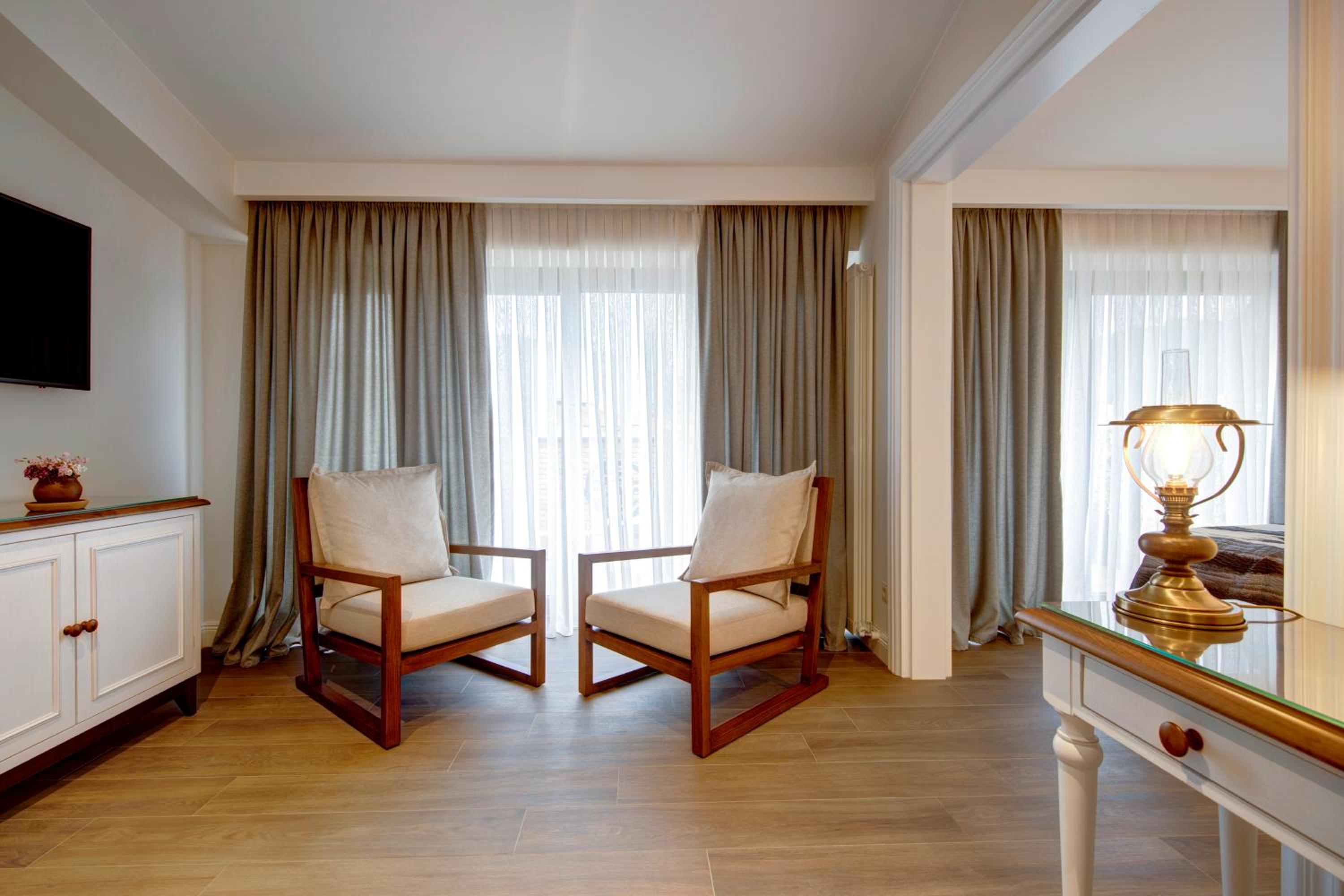 جناح جونيور بشرفة، Passport Hotel 5/7