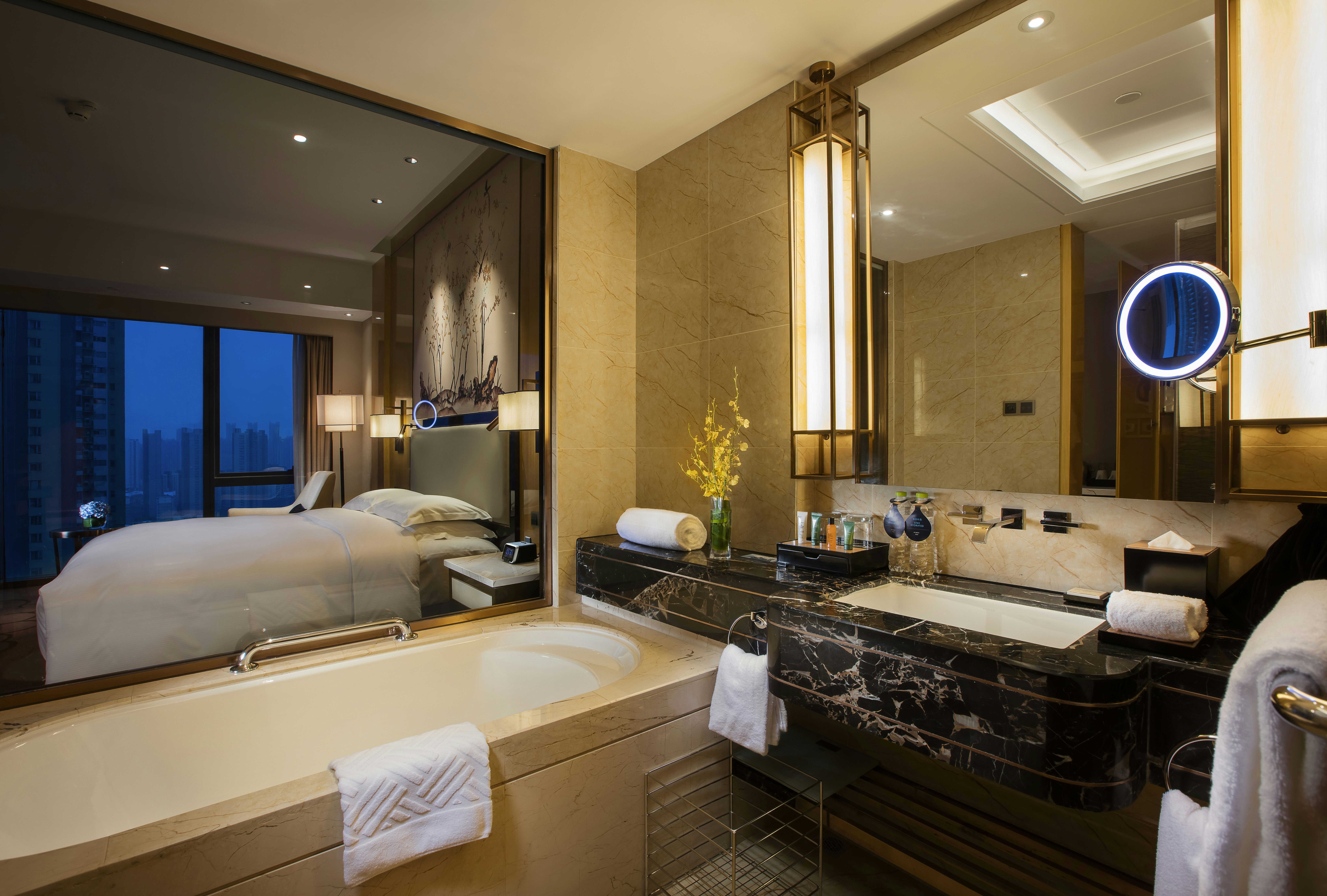HILTON WUHAN RIVERSIDE 78/79