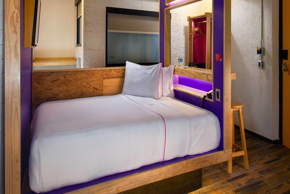 STANDARD, QUEEN BED