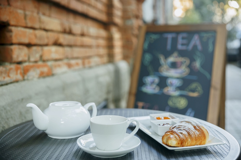 Tea For Two Hotel 32/40