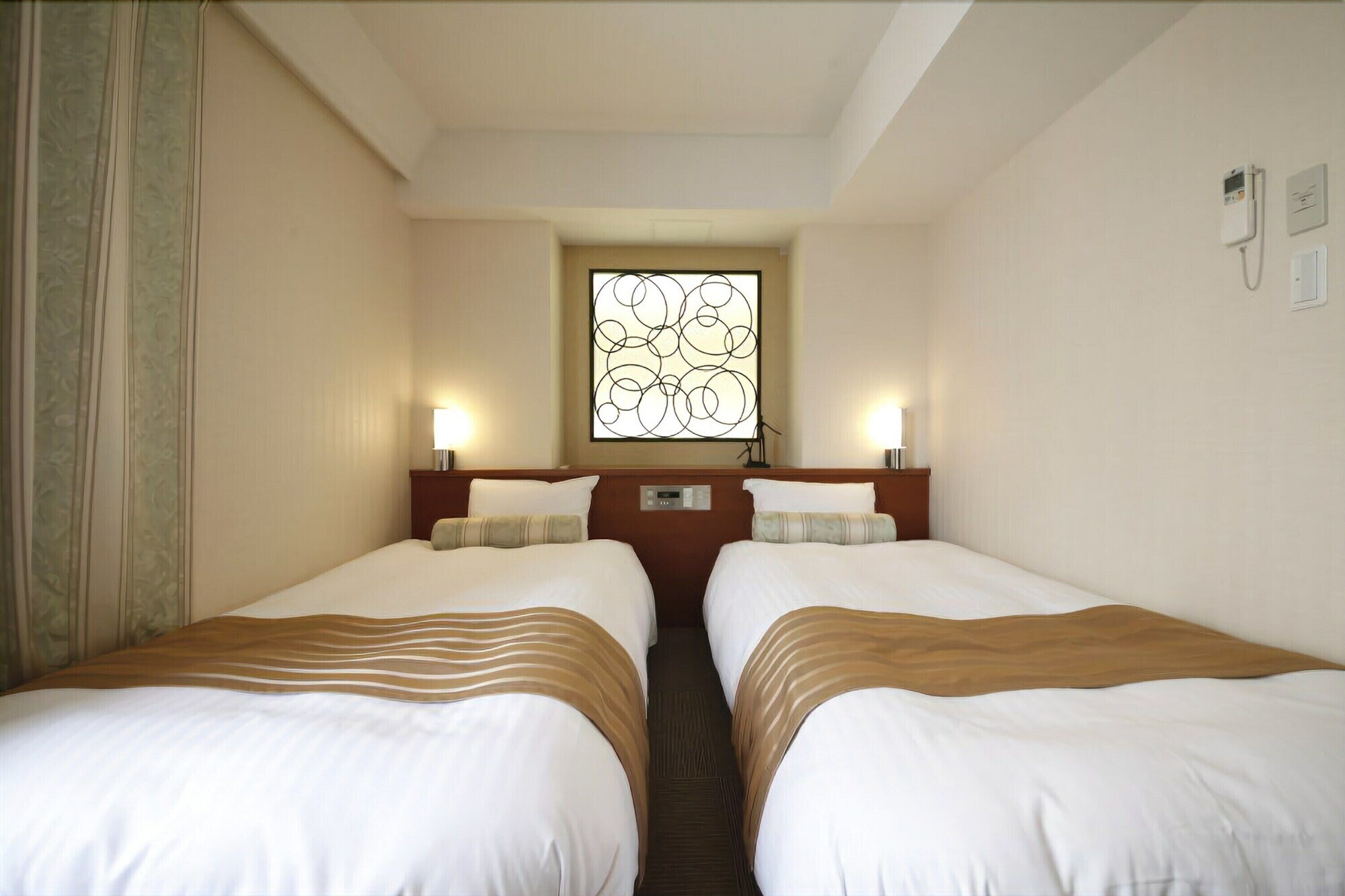 ROOM, TWIN BEDS