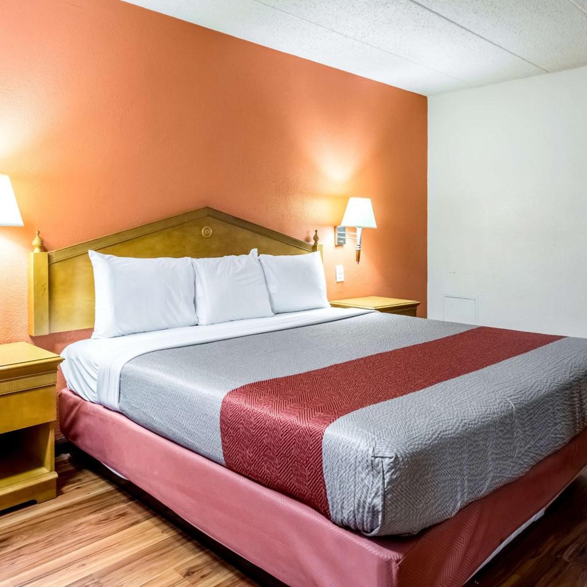 1 King Bed - Smoking, Motel6 Grove City, OH 6/10