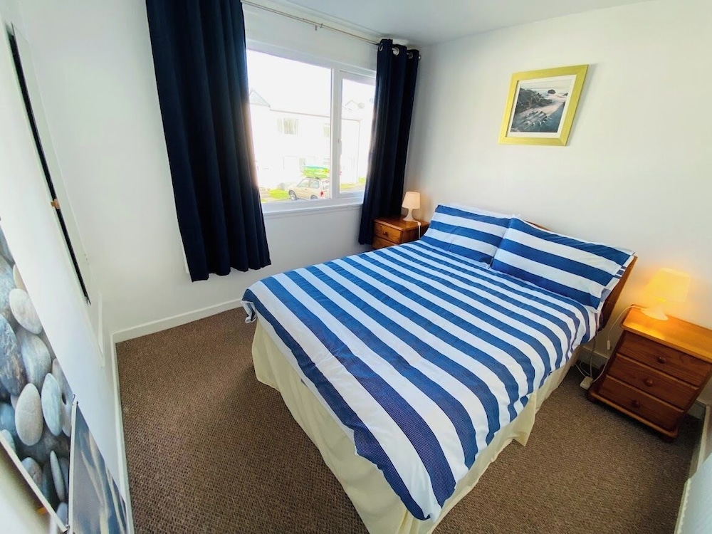 Freshwater Bay Holiday Cottages 18/50