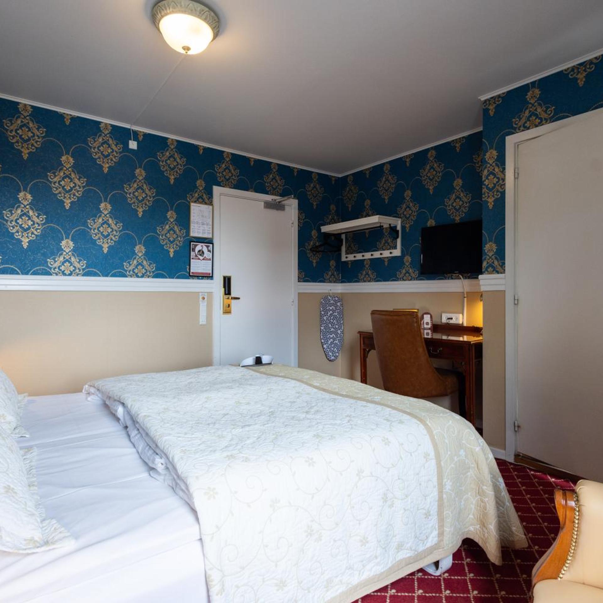 Room, Double or Twin Bed
