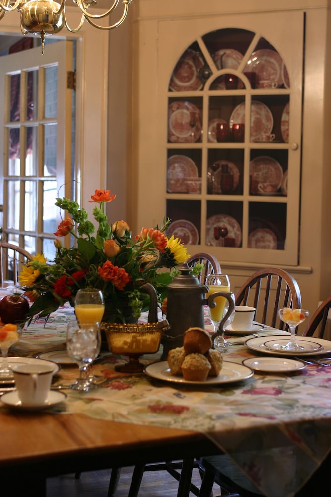 Williamsburg Manor B&amp;B 35/50