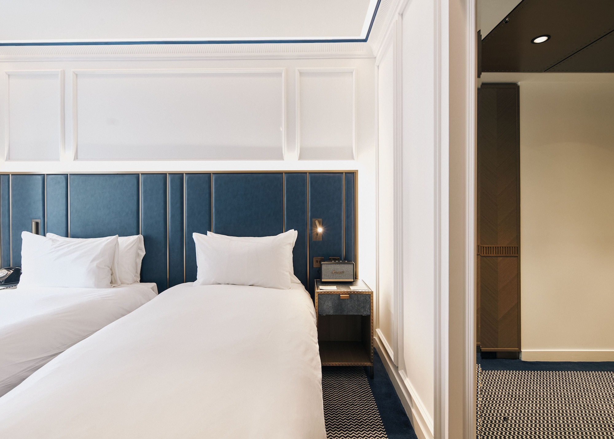 ROOM, TWIN BEDS