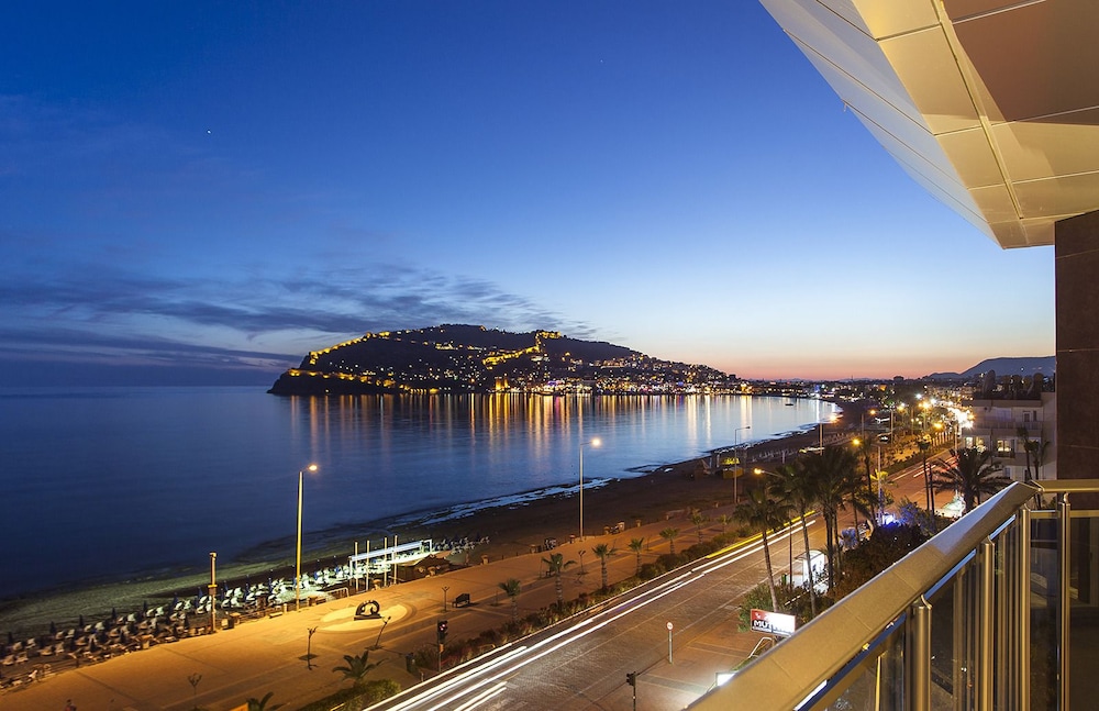 Parador Beach Hotel 2/47