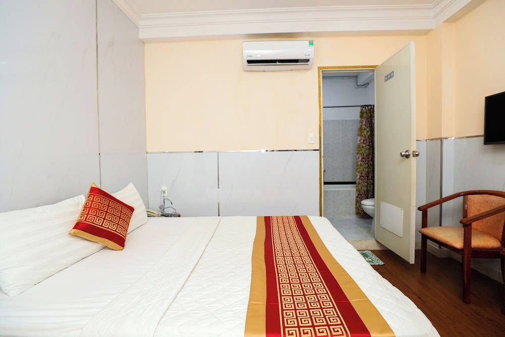 ROOM, QUEEN BED, CITY VIEW