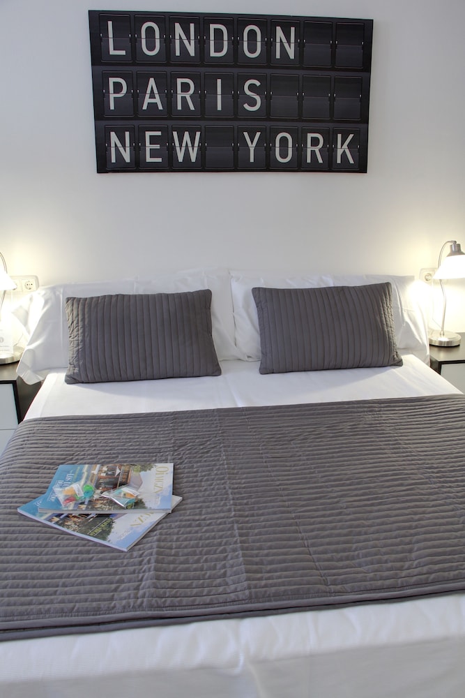 Aparthotel Atenea Calabria in BARCELONA