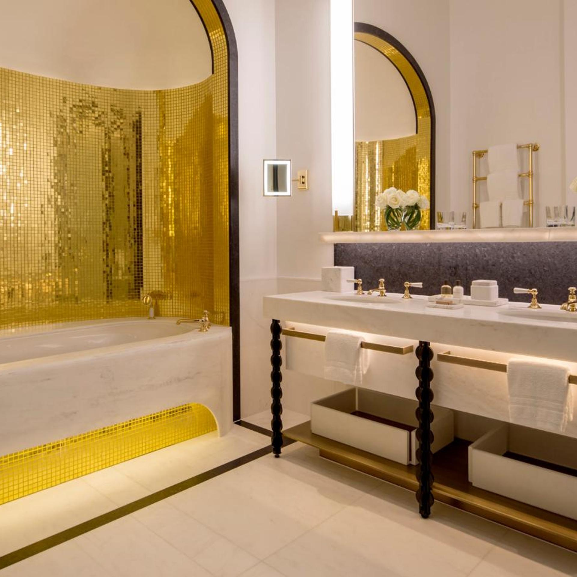 Heritage, Four Seasons, Suite, King Bed