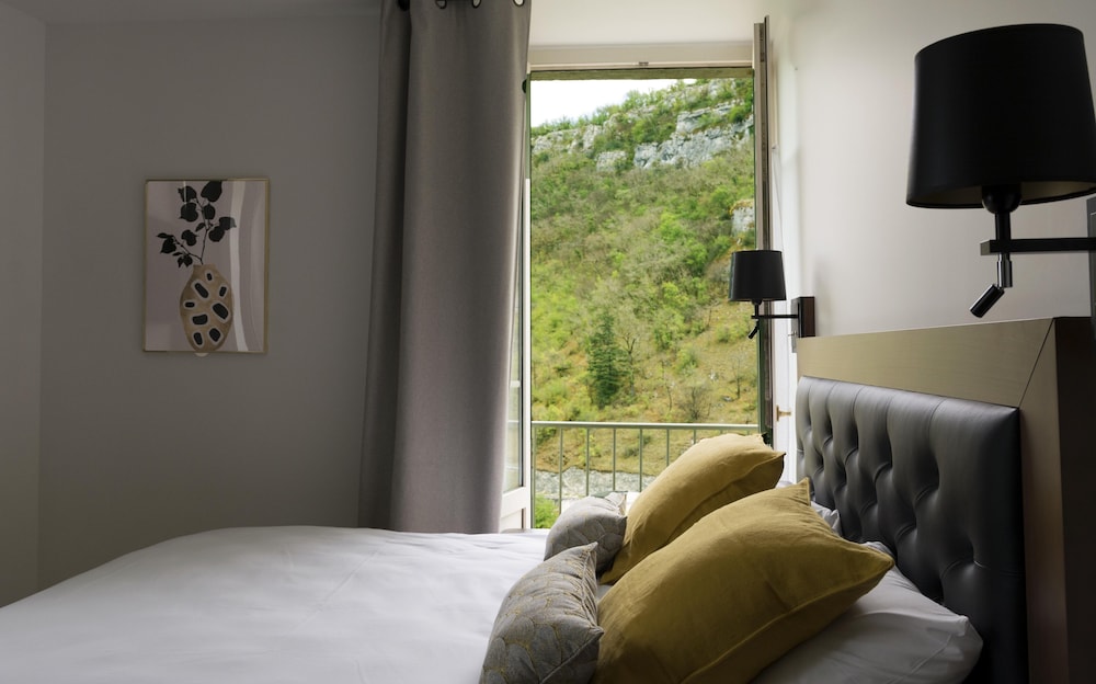 Superior, Queen Bed, Valley View